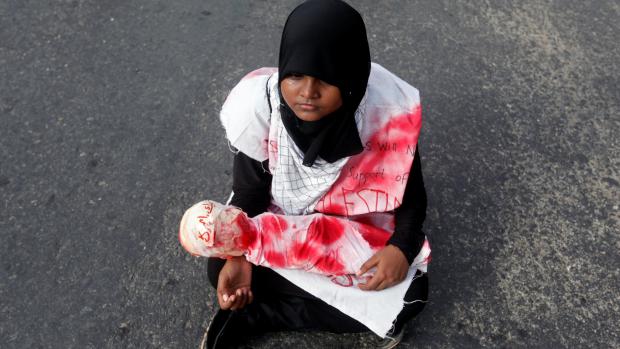 Studentka na protest v rukou drží mrtvou panenku. (Ilustrační snímek)