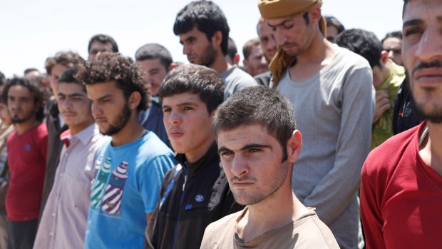 Propuštění zajatci - někdejší rodinní příslušníci členů takzvaného Islámské státu - v syrské vesnici Ajn Ísa, severně od města Rakka