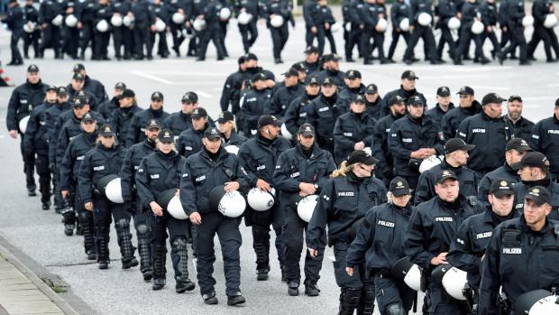Policejní jednotky před vstupem do provizorního vězení, které v Hamburku vzniklo kvůli summitu G20.