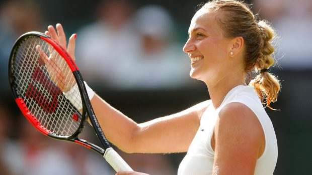 Petra Kvitová děkuje fanouškům na Wimbledonu.