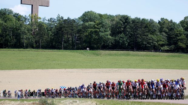Peleton Tour de France pod lotrinským křížem