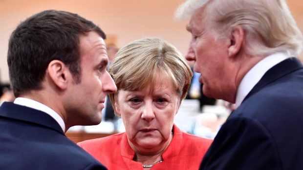 Angela Merkelová na summitu G20 mezi francouzským prezidentem Emmanuelem Macronem a americkým prezidentem Donaldem Trumpem.