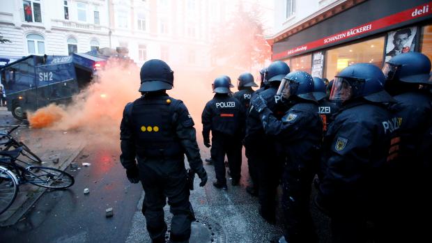 Policisté zasahují při protestech v německém Hamburku během summitu G20