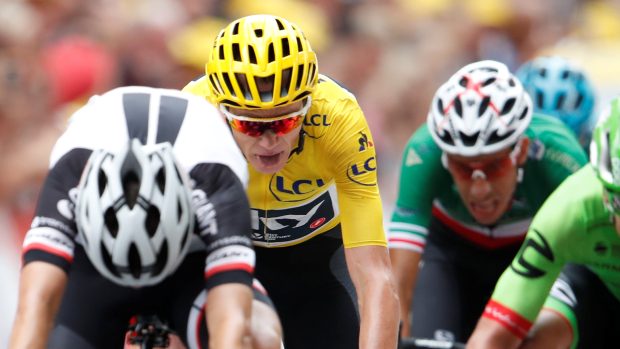 Závěr etapy Tour de France. Vítěz Rigoberto Uran v černobílem dresu