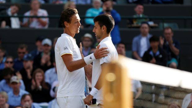 Druhý set začal před chvílí, přesto zápas končí. Novak Djoković právě skrečuje čtvrtfinále Wimbledonu