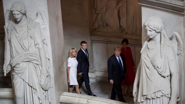 Francouzský prezident Emmanuel Macron s první dámou Brigitte (vlevo) a americký prezident Donald Trump s chotí Melanií ve francouzské Invalidovně