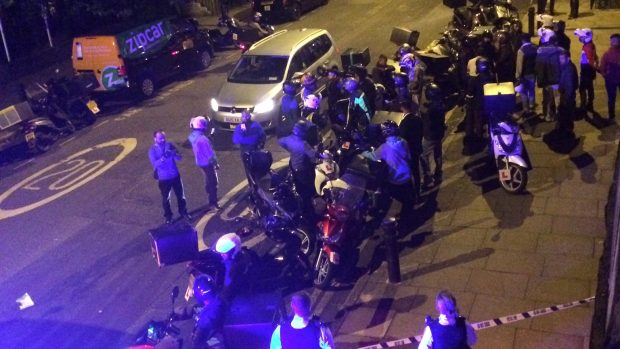 Britské policejní jednotky na křižovatce Hackney Road a Queensbridge Road, kde k jednomu z útoků došlo.