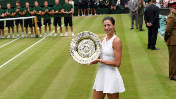 Garbiňe Muguruzaová s trofejí pro vítězku Wimbledonu