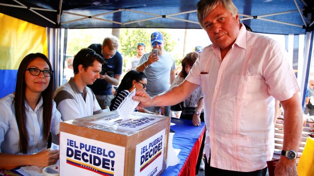 Ve Venezuele začalo referendum, čeká se nadpoloviční účast. Lidé chodí volit i v převlecích, aby je někdo nepoznal.