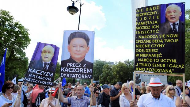 &quot;Pryč s kačerem, diktátorem!&quot; stálo na jednom z transparentů na demonstraci proti změnám v soudnictví, které prosazuje polská vládní strana Právo a spravedlnost.