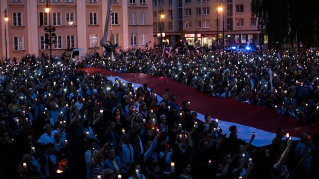 Ve varšavských ulicích skandovaly davy: Zrádci, zrádci, zrádci!