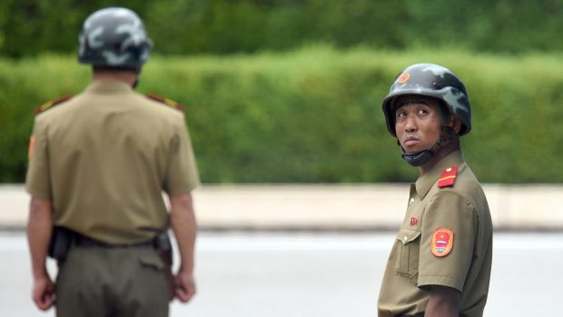 Severokorejští vojáci ve &quot;vesnici příměří&quot; Pchanmundžom uprostřed demilitarizovaného pásma na hranici Korejí, 27. července 2017.