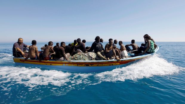 Migranti zachránění libyjskou pobřežní stráží východně od metropole  Tripolis