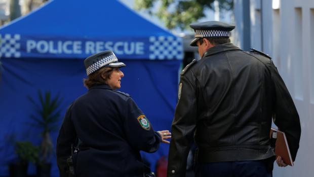 Australští policisté u jednoho z domů, kde probíhala po údajně překaženém teroristickém útoku razie