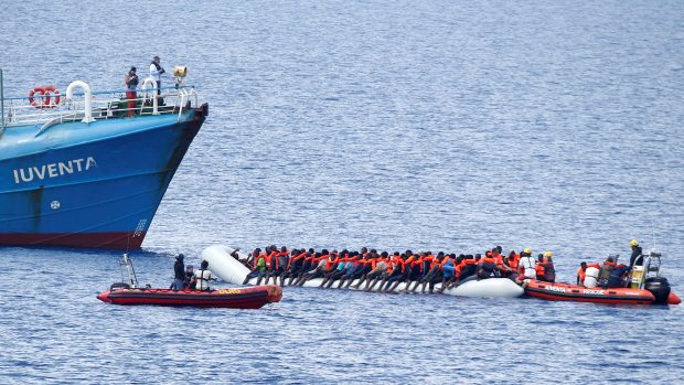 Německá nezisková organizace Jugend Rettet zachraňuje migranti ze Středozemního moře u libyjského pobřeží.