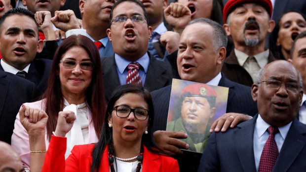 Členové nového Ústavodárného shromáždění - v červeném kostýmu Delcy Rodríguezová. Po její pravici stojí Cilia Floresová - manželka prezidenta Nicoláse Madura