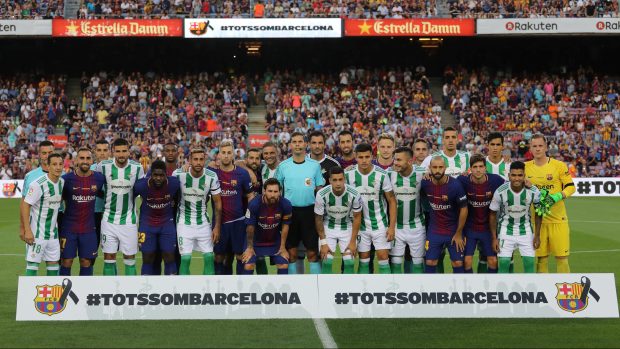 Společná fotografie fotbalistů Barcelony a Betisu před zápasem