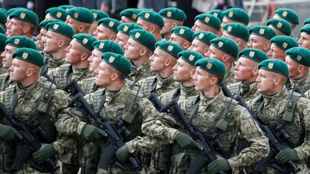 Vojáci ukrajinské armády při přehlídce v Kyjevě v srpnu 2017