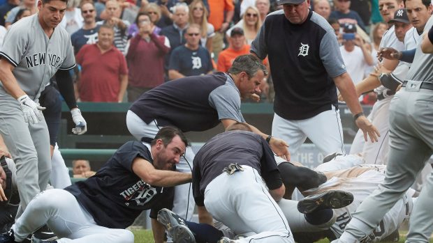 Baseball by měl být bezkontaktní sport, ne tak v šesté směně mezi NY Yankees a Detroitem