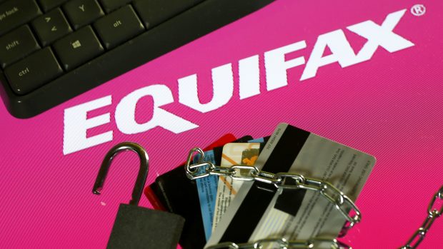Americká úvěrová kancelář Equifax přiznala útok hackerů, při kterém byly ukradeny informace o 143 milionech lidí.