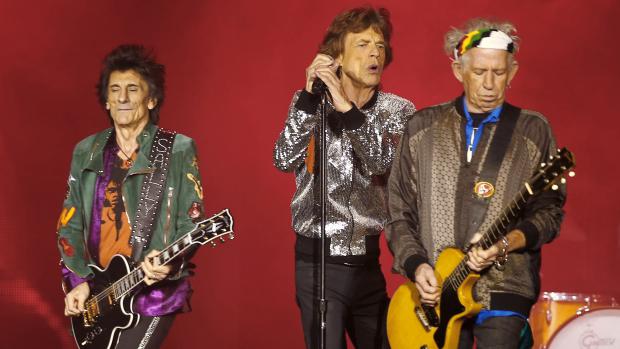 Rolling Stones během koncertu v Hamburku