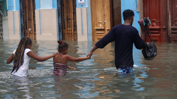 Hurikán Irma zanechal ulice Havany pod vodou.