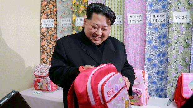 Kim Čong-un při návštěvě továrny na textil v Pchjongjangu