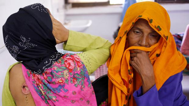 Zranění od kulky na zádech patnáctileté Džamily Chatúnové (vlevo), uprchlé rohingské dívky, nyní hospitalizované v nemocnici v přístavním bangladéšském městě Cox&#039;s Bazar. Džamila vypověděla, že ji postřelili barmští vojáci.