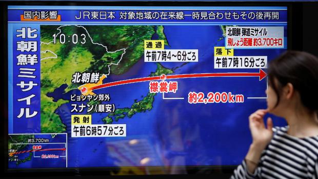 Lidí v Tokiu sledují zprávy o raketovém testu KLDR