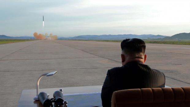 Kim Čong-un pozoruje odpálení rakety Hwasong 12