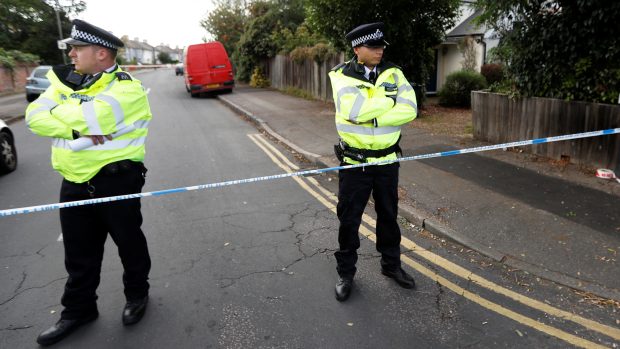 Ozbrojená policie uzavřela ve městě Sunbury ulici Cavendish Road kvůli probíhajícímu zásahu v souvislosti s explozí v londýnském metru.