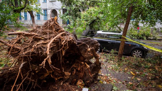 Prudká bouře si v Rumunsku vyžádala pět mrtvých a na 30 zraněných.