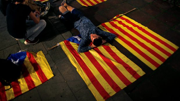 Studenti před Barcelonskou univerzitou podporují referendum o nezávislosti