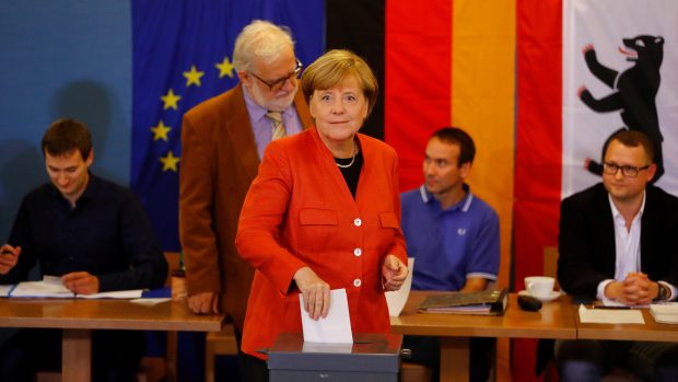 Německá kancléřka Angela Merkelová odpoledne vhodila svůj hlas do volební urny ve studentské menze berlínské Humboldtovy univerzity, nedaleko které bydlí.