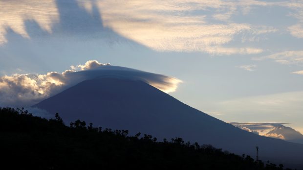 Sopka Mount Agung na ostrově Bali je znovu aktivní. Naposledy oblast zasáhla v 60. letech.