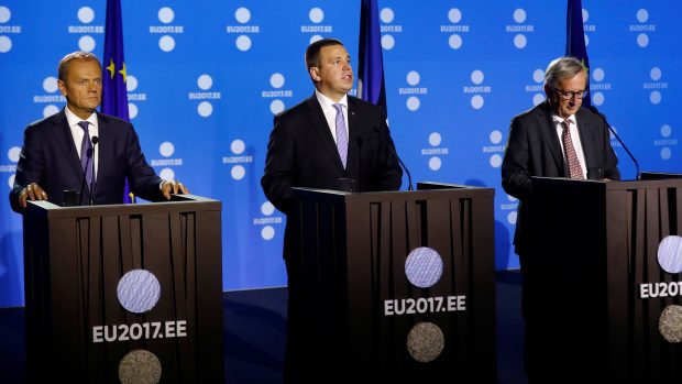 Předseda Evropské rady Tusk, estronský premiér Ratas a předseda Evropské komise Juncker