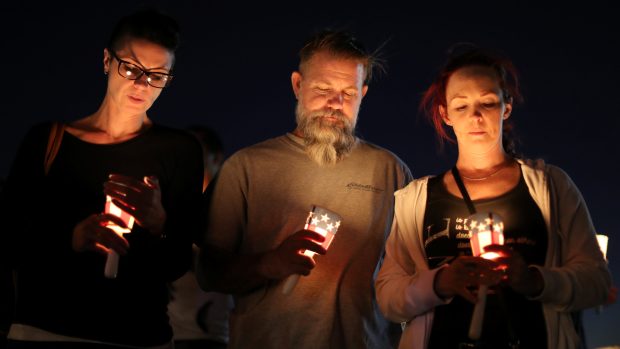 Lidé se svíčkami během smuteční akce v Las Vegas