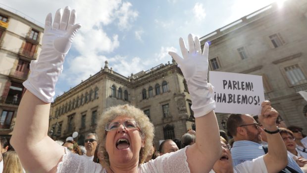 V Barceloně skandovaly zástupy v katalánštině &quot;Promluvme si&quot;. Mnozí však také nesli transparenty kritizující politické vůdce za to, že nejsou schopni najít diplomatické řešení patové situace.