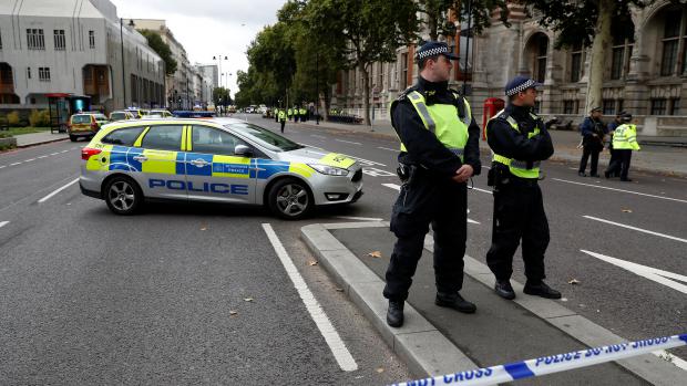 Policisté před londýnským přírodopisným muzeem poté, co do chodců vjel osobní vůz.