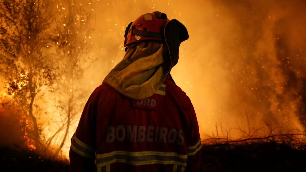 Hasič u požáru v portugalském Cabanoes
