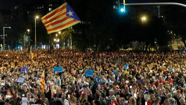 Tisíce Katalánců protestovaly proti zatčení dvou separatistických lídrů.