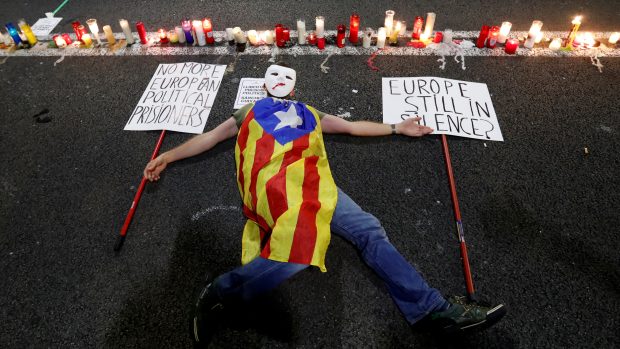Proti vazbě dvou předáků protestovaly tisíce lidí se svíčkami v rukou nejen v Barceloně, ale i v Gironě a Tarragoně