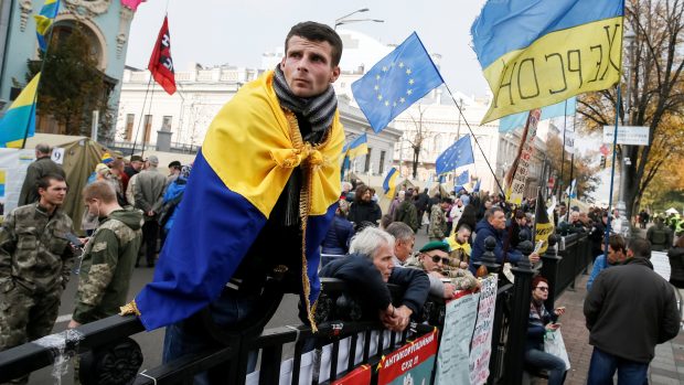 Protestující dav v blízkosti kyjevské budovy parlamentu