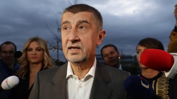 Předseda hnutí ANO Andrej Babiš zodpovídá dotazy novinářů po vyhlášení výsledků voleb.