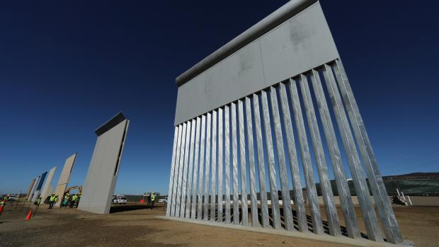 Některé vzorky jsou průhledné. To podle agentury AP chválí hlavně strážci hranic, kteří se obávají, že kvůli neprůhledné bariéře nebudou mít přehled o případných pokusech imigrantů zeď překonat.