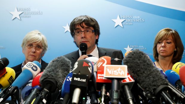 Sesazený katalánský premiér Carles Puigdemont na tiskové konferenci v Bruselu