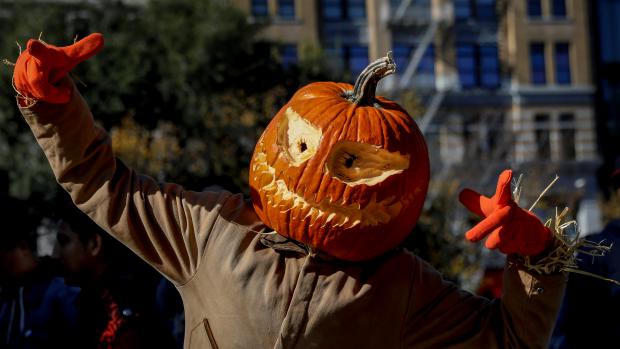 Jedna z masek na halloweenském průvodu v New Yorku