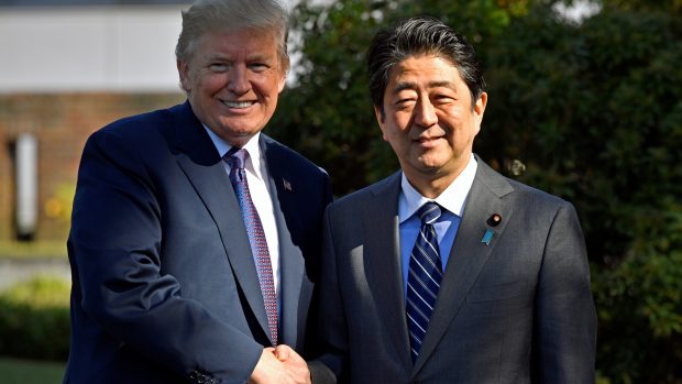 Americký prezident Donald Trump se sešel s japonským premiérem Šinzó Abem
