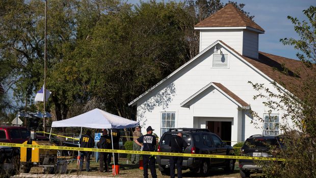 Strůjcem nedělního masakru v texaském Sutherland Springs byl podle policejních zdrojů šestadvacetiletý Devin Patrick Kelley, někdejší příslušník amerického letectva, který byl trestán za domácí násilí a ze služeb následně propuštěn.