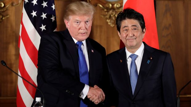 Japonský premiér Abe dal v pondělí před novináři jasně najevo, že tvrdý postoj Trumpa podporuje.